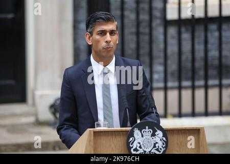 Londra, Regno Unito. 25th Ott 2022. Il nuovo primo ministro britannico, Rishi Sunak, fa una dichiarazione a Downing Street davanti ai media nazionali e internazionali. Rishi Sunak è il primo primo primo primo ministro non bianco e il più giovane. Credit: SOPA Images Limited/Alamy Live News Foto Stock