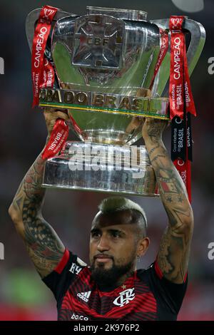 25th ottobre 2022; Estádio do Maracan&#XE3;, Rio de Janeiro, Brasile; Arturo Vidal di Flamengo, detiene la Copa do Brasil 2022 prima del gioco Flamengo e Santos, di Campeonato Brasileiro Série A 2022 Foto Stock