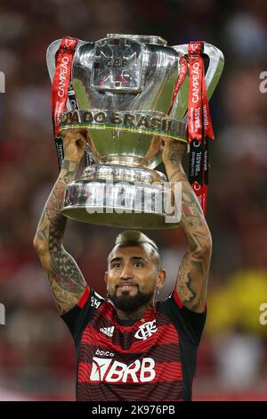 25th ottobre 2022; Est&#xE1;Dio do Maracan&#XE3;, Rio de Janeiro, Brasile; Arturo Vidal di Flamengo, detiene la Copa do Brasil 2022 prima del gioco Flamengo e Santos, di Campeonato Brasileiro S&#xe9;rie A 2022 Foto Stock