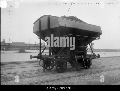 Le Ferrovie di Stato, SJ auto-allentando vagone di carbone Q17 23006 queste automobili di carbone hanno avuti il vantaggio delle fessure cilindriche, questo significava scarico regolabile del crollo. Foto Stock
