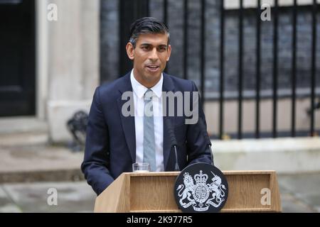 Londra, Regno Unito. 25th Ott 2022. Il nuovo primo ministro britannico, Rishi Sunak, fa una dichiarazione a Downing Street davanti ai media nazionali e internazionali. Rishi Sunak è il primo primo primo primo ministro non bianco e il più giovane. (Foto di Steve Taylor/SOPA Images/Sipa USA) Credit: Sipa USA/Alamy Live News Foto Stock