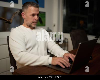 Uomo di mezza età che lavora al computer Foto Stock