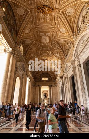 Stato della Città del Vaticano. 19th Set, 2022. Ingresso alla Basilica di San Pietro. (Credit Image: © Mark Avery/ZUMA Press Wire) Foto Stock