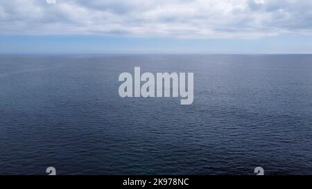 Enormi distese d'acqua e il cielo sopra di loro. Superficie d'acqua calma, foto dall'aria. Foto Stock