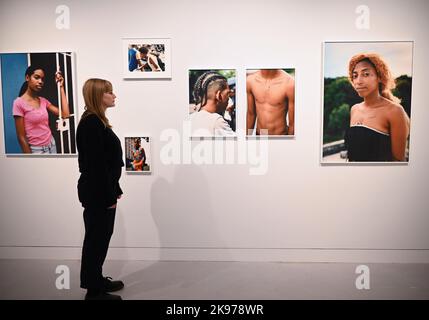 Clementine Scheneidermann ha vinto il primo premio nel prestigioso Taylor Wessing Photographic Portrait Prize per i ritratti della serie Laudry Day , che documenta le faccende quotidiane del suo vicino nel Galles del Sud , navigando la vita in Lockdown , Il secondo premio è stato assegnato a Haeem Christian per Madre e figlia e radicato, che esplorano la regalità, la trans e l'importanza della famiglia scelta. Alexander Komenda è stato assegnato il terzo premio per il figlio di Zahid , un ritratto che esamina temi di identità e il paesaggio post-sovietico in Kirghizistan . Foto Stock