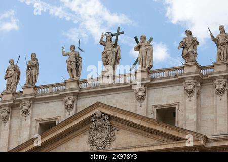 Stato della Città del Vaticano. 19th Set, 2022. Statue in cima alla Basilica di San Pietro. (Credit Image: © Mark Avery/ZUMA Press Wire) Foto Stock