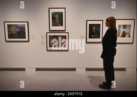 Clementine Scheneidermann ha vinto il primo premio nel prestigioso Taylor Wessing Photographic Portrait Prize per i ritratti della serie Laudry Day , che documenta le faccende quotidiane del suo vicino nel Galles del Sud , navigando la vita in Lockdown , Il secondo premio è stato assegnato a Haeem Christian per Madre e figlia e radicato, che esplorano la regalità, la trans e l'importanza della famiglia scelta. Alexander Komenda è stato assegnato il terzo premio per il figlio di Zahid , un ritratto che esamina temi di identità e il paesaggio post-sovietico in Kirghizistan . Foto Stock