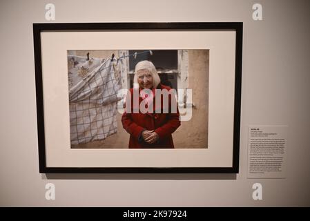 Clementine Scheneidermann ha vinto il primo premio nel prestigioso Taylor Wessing Photographic Portrait Prize per i ritratti della serie Laudry Day , che documenta le faccende quotidiane del suo vicino nel Galles del Sud , navigando la vita in Lockdown , Il secondo premio è stato assegnato a Haeem Christian per Madre e figlia e radicato, che esplorano la regalità, la trans e l'importanza della famiglia scelta. Alexander Komenda è stato assegnato il terzo premio per il figlio di Zahid , un ritratto che esamina temi di identità e il paesaggio post-sovietico in Kirghizistan . Foto Stock