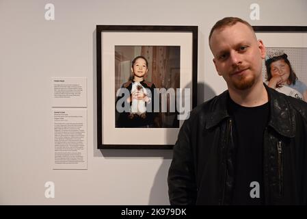 Clementine Scheneidermann ha vinto il primo premio nel prestigioso Taylor Wessing Photographic Portrait Prize per i ritratti della serie Laudry Day , che documenta le faccende quotidiane del suo vicino nel Galles del Sud , navigando la vita in Lockdown , Il secondo premio è stato assegnato a Haeem Christian per Madre e figlia e radicato, che esplorano la regalità, la trans e l'importanza della famiglia scelta. Alexander Komenda è stato assegnato il terzo premio per il figlio di Zahid , un ritratto che esamina temi di identità e il paesaggio post-sovietico in Kirghizistan . Foto Stock