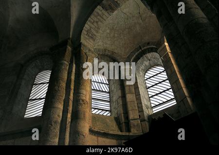 Francia, Aveyron (12) Conques. Nel 1986, Pierre Soulages fare 104 vetrate nell'abbazia (costruito nel 11th ° secolo) e ora pietra miliare sulla wa Foto Stock