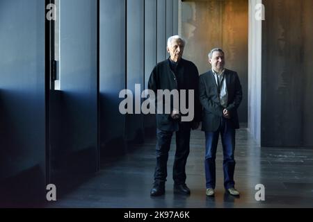 Francia, Aveyron (12) Rodez. Musée Soulages. Pierre Soulages e Benoit Decron, curatore del Msmuseum, a piedi nel museo. Foto Stock