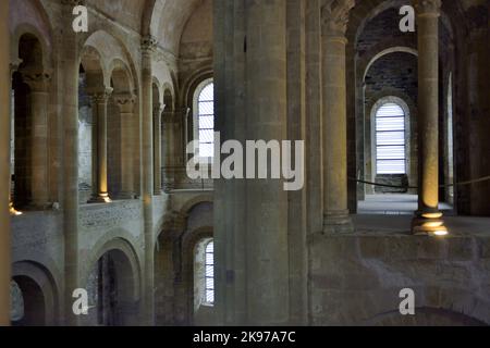 Francia, Aveyron (12) Conques. Nel 1986, Pierre Soulages fare 104 vetrate nell'abbazia (costruito nel 11th ° secolo) e ora pietra miliare sulla wa Foto Stock