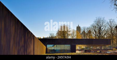 Francia, Aveyron (12) Rodez. Musée Soulages. Progettato e costruito dagli architetti catalani RCR arquitectes, è interamente ricoperto di acciaio Corten. Foto Stock