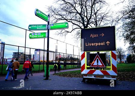 Un cartello indirizza i tifosi verso lo stadio davanti al gruppo UEFA Champions League A match alla Johan Cruyff Arena di Amsterdam, Paesi Bassi. Data immagine: Mercoledì 26 ottobre 2022. Foto Stock