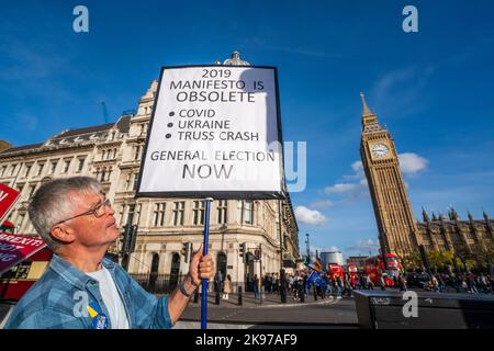 Londra Regno Unito. 26 ottobre 2022. Un protesista pro restain tiene un cartello al di fuori del parlamento che ricorda il manifesto del partito conservatore del 2019 è obsoleto e chiede l'elezione generale, poiché il primo ministro Rishi Sunak ha affrontato le sue domande del primo ministro al parlamento. Credit: amer Ghazzal/Alamy Live News Foto Stock