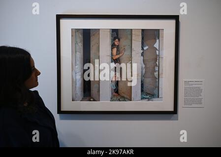 Clementine Scheneidermann ha vinto il primo premio nel prestigioso Taylor Wessing Photographic Portrait Prize per i ritratti della serie Laudry Day , che documenta le faccende quotidiane del suo vicino nel Galles del Sud , navigando la vita in Lockdown , Il secondo premio è stato assegnato a Haeem Christian per Madre e figlia e radicato, che esplorano la regalità, la trans e l'importanza della famiglia scelta. Alexander Komenda è stato assegnato il terzo premio per il figlio di Zahid , un ritratto che esamina temi di identità e il paesaggio post-sovietico in Kirghizistan . Foto Stock