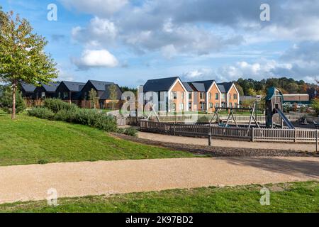 Nuovo sviluppo di alloggi chiamato Mindenhurst nel villaggio di Deepcut, Surrey, Inghilterra, Regno Unito, nel 2022, con il parco giochi per bambini. Foto Stock