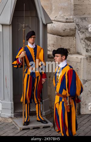 Stato della Città del Vaticano. 19th Set, 2022. Guardie Svizzere, Basilica di San Pietro. (Credit Image: © Mark Avery/ZUMA Press Wire) Foto Stock