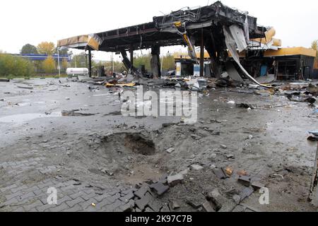 Non esclusiva: DNIPRO, UCRAINA - 26 OTTOBRE 2022 - Un cratere di un frammento di un missile russo è raffigurato in una stazione di benzina distrutta, Dnipro, c Foto Stock