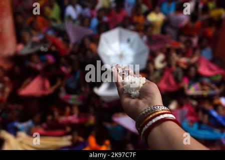 Non esclusiva: 26 ottobre 2022, Kolkata, India: Devoti indù riuniti nel tempio di Madan Mohan Jiu per offrire la preghiera e anche per raccogliere riso come offeri Foto Stock