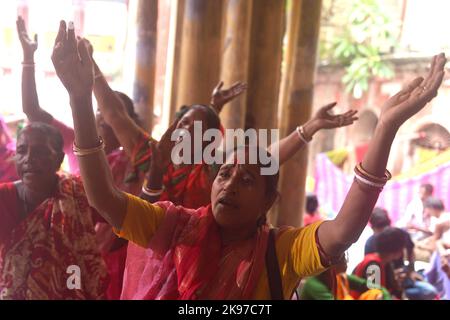 Non esclusiva: 26 ottobre 2022, Kolkata, India: Devoti indù riuniti nel tempio di Madan Mohan Jiu per offrire la preghiera e anche per raccogliere riso come offeri Foto Stock