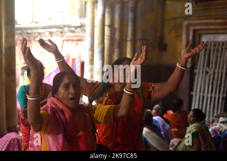 Non esclusiva: 26 ottobre 2022, Kolkata, India: Devoti indù riuniti nel tempio di Madan Mohan Jiu per offrire la preghiera e anche per raccogliere riso come offeri Foto Stock