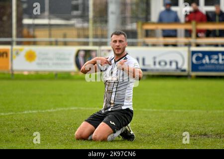 Ammanford, Galles. 22 ottobre 2022. Rhys Fisher di Ammanford durante la partita della JD Cymru South League tra Ammanford e Swansea University presso il Recreation Ground di Ammanford, Galles, Regno Unito, il 22 ottobre 2022. Credit: Duncan Thomas/Majestic Media. Foto Stock