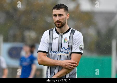 Ammanford, Galles. 22 ottobre 2022. Osian Dillon di Ammanford durante la partita della JD Cymru South League tra Ammanford e Swansea University presso il Recreation Ground di Ammanford, Galles, Regno Unito, il 22 ottobre 2022. Credit: Duncan Thomas/Majestic Media. Foto Stock