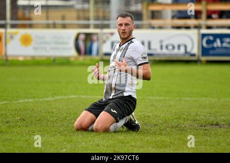 Ammanford, Galles. 22 ottobre 2022. Rhys Fisher di Ammanford durante la partita della JD Cymru South League tra Ammanford e Swansea University presso il Recreation Ground di Ammanford, Galles, Regno Unito, il 22 ottobre 2022. Credit: Duncan Thomas/Majestic Media. Foto Stock