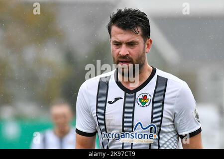 Ammanford, Galles. 22 ottobre 2022. Kieran Howard di Ammanford durante la partita della JD Cymru South League tra Ammanford e Swansea University presso il Recreation Ground di Ammanford, Galles, Regno Unito, il 22 ottobre 2022. Credit: Duncan Thomas/Majestic Media. Foto Stock