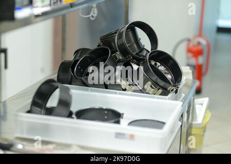 mazzo di teglie lavate in cucina professionale alta risoluzione immagine Foto Stock