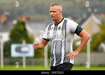 Ammanford, Galles. 22 ottobre 2022. Lee trundle di Ammanford durante la partita della JD Cymru South League tra Ammanford e Swansea University presso il Recreation Ground di Ammanford, Galles, Regno Unito, il 22 ottobre 2022. Credit: Duncan Thomas/Majestic Media. Foto Stock