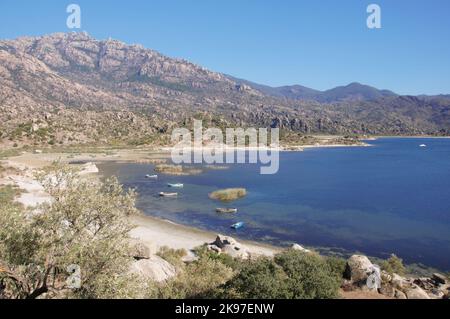 Barche da pesca ormeggiate lungo la riva del lago Bafa in Turchia. Foto Stock