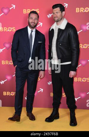 26th ottobre 2022, Londra, Regno Unito. Luke MacFarlane e Billy Eichner arrivano al Bros Special Screening, Picturehouse Central, Londra. Credit: Doug Peters/EMPICS/Alamy Live News Foto Stock