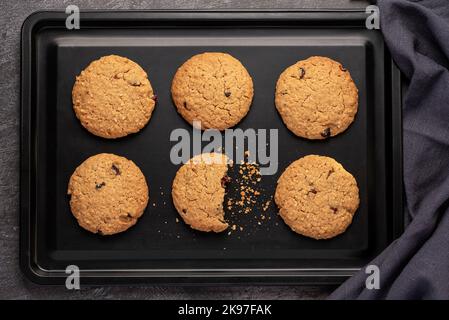 Fotografia alimentare di biscotti alla farina d'avena, biscotti, noci, mirtilli rossi secchi Foto Stock