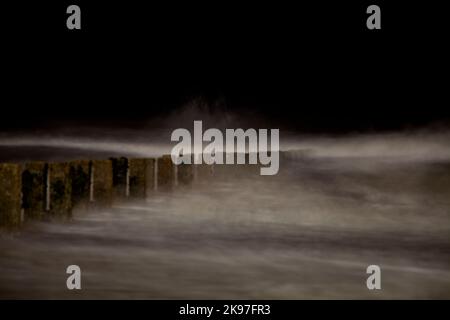 Onde che si avvicinano alla spiaggia di notte, North Beach, Bridlngton, Yorkshire Foto Stock