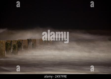 Onde che si avvicinano alla spiaggia di notte, North Beach, Bridlngton, Yorkshire Foto Stock