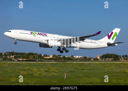 WaMos Air Airbus A330-343 (REG: EC-NOG) volo operativo KM395 da Amsterdam per Air Malta. Foto Stock