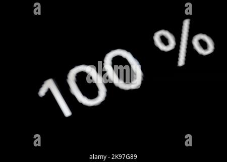 Numero cento 100 per cento sul display di smartphone, tablet: Macro primo piano Foto Stock