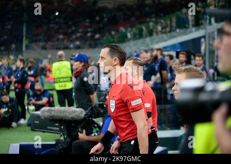 Milano, Italia. 26th Ott 2022. Refree durante la UEFA Champions League Group C, partita di calcio tra il FC Inter e Victoria Plzen, il 26 ottobre 2022 allo stadio di San Siro, Italia. Photo Nderim Kaceli Credit: Independent Photo Agency/Alamy Live News Foto Stock