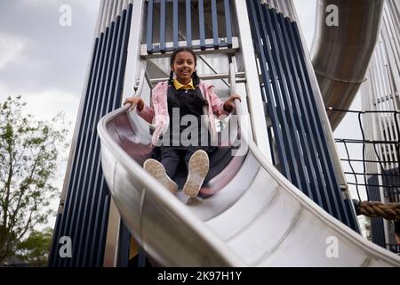 Mayfield Park Manchester, bambino che gioca sullo scivolo Foto Stock