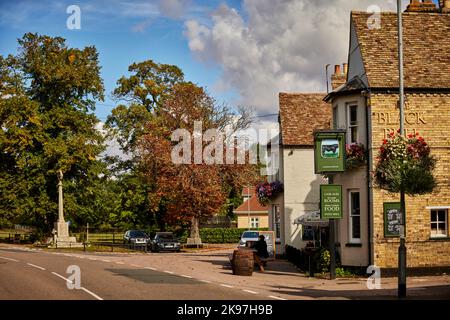 Godmanchester, Huntingdonshire, Cambridgeshire, Inghilterra. Post Street attraverso il villaggio con la Bolla Nera e il memoriale di guerra Foto Stock