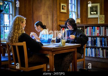 STUDENTI che studiano in una biblioteca del campus di Owens Park Foto Stock