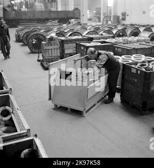 Imballaggio di piccoli contenitori, impianto di cavi Liljeholmens. Foto Stock