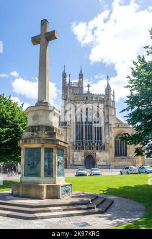 Gloucester Cathedral and War Memorial, College Green, Gloucester, Gloucestershire, Inghilterra, Regno Unito Foto Stock