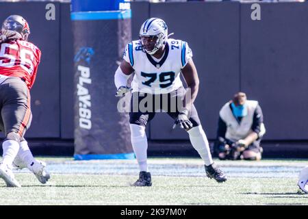 Charlotte, North Carolina, Stati Uniti. 23rd Ott 2022. Carolina Panthers offensiva affrontare Ikem Ekwonu (79) durante il primo trimestre del matchup NFL a Charlotte, NC. (Scott Kinser/Cal Sport Media). Credit: csm/Alamy Live News Foto Stock