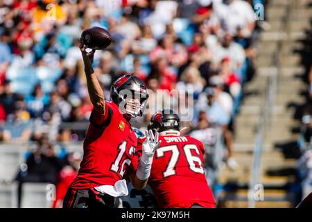 Charlotte, North Carolina, Stati Uniti. 23rd Ott 2022. Tampa Bay Buccaneers quarto di ritorno Tom Brady (12) durante il primo trimestre del matchup NFL a Charlotte, NC. (Scott Kinser/Cal Sport Media). Credit: csm/Alamy Live News Foto Stock