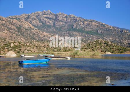 Barche da pesca ormeggiate lungo la riva del lago Bafa in Turchia. Foto Stock