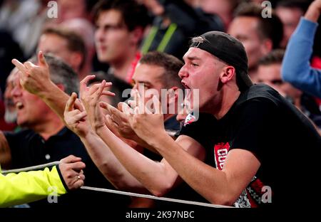 NOTA PER I REDATTORI: GESTI OFFENSIVI i fan di Ajax reagiscono durante la partita della UEFA Champions League Alla Johan Cruyff Arena di Amsterdam, Paesi Bassi. Data immagine: Mercoledì 26 ottobre 2022. Foto Stock