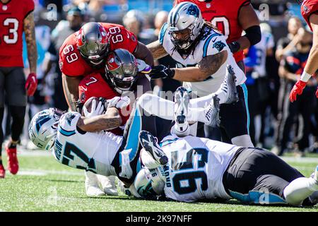 Charlotte, North Carolina, Stati Uniti. 23rd Ott 2022. Carolina Panthers linebacker Damien Wilson (57) e Defensive Tackle Derrick Brown (95) affronta Tampa Bay Buccaneers che corrono indietro Leonard Fournette (7) durante il primo trimestre del matchup NFL a Charlotte, NC. (Scott Kinser/Cal Sport Media). Credit: csm/Alamy Live News Foto Stock